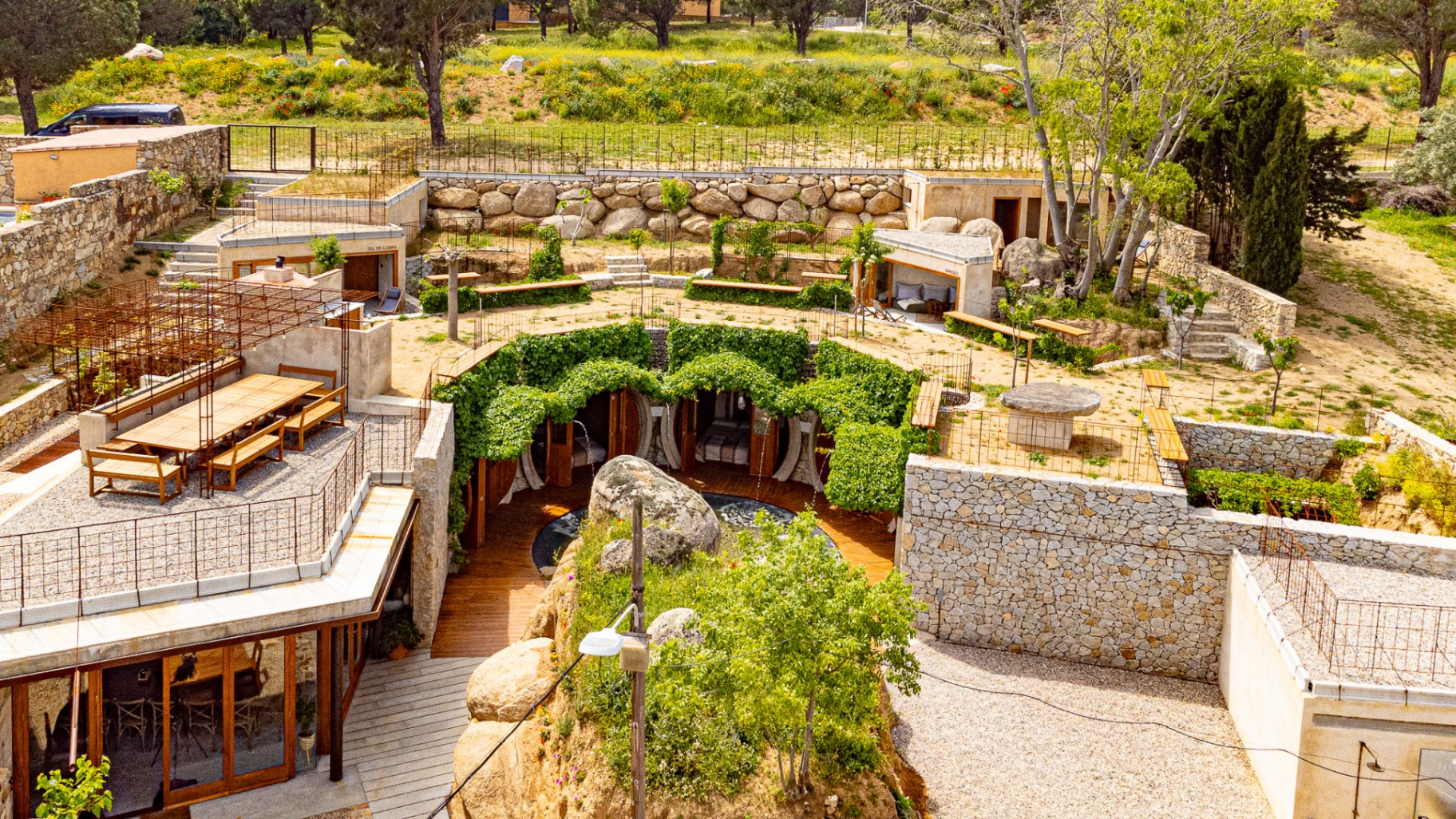 Vista aèria d'El Riad de l'Empordà amb jardins